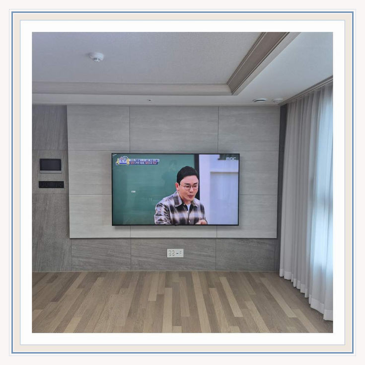 포천 신읍 선단 주말 이사 일정 상담 관련 설치 참고 사진 1 · 화면 하단과 거실장 사이의 간격을 맞추는 기준
