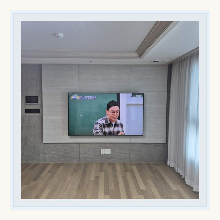 구리 수택 인창 석고벽 보강 상태 점검 관련 설치 참고 사진 1 · 장치 통풍 공간과 콘센트 점검 편의성을 함께 확보하는 배치