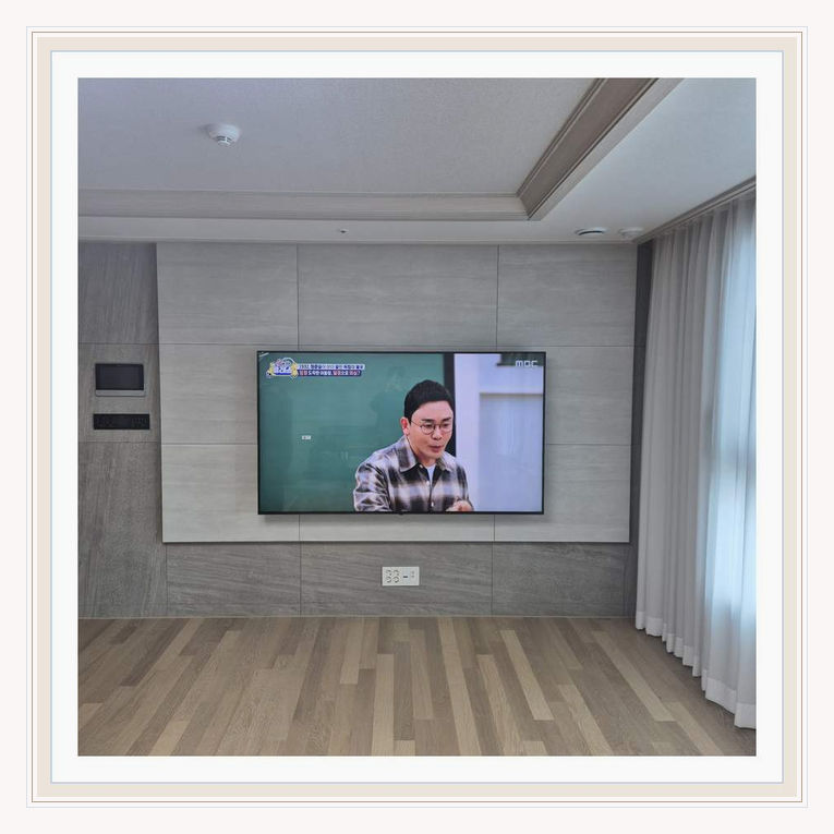 하남 덕풍 신장 티비 각도와 선 정리 관련 설치 참고 사진 2 · 브라켓을 움직일 때 케이블이 당겨지지 않는 여유 길이
