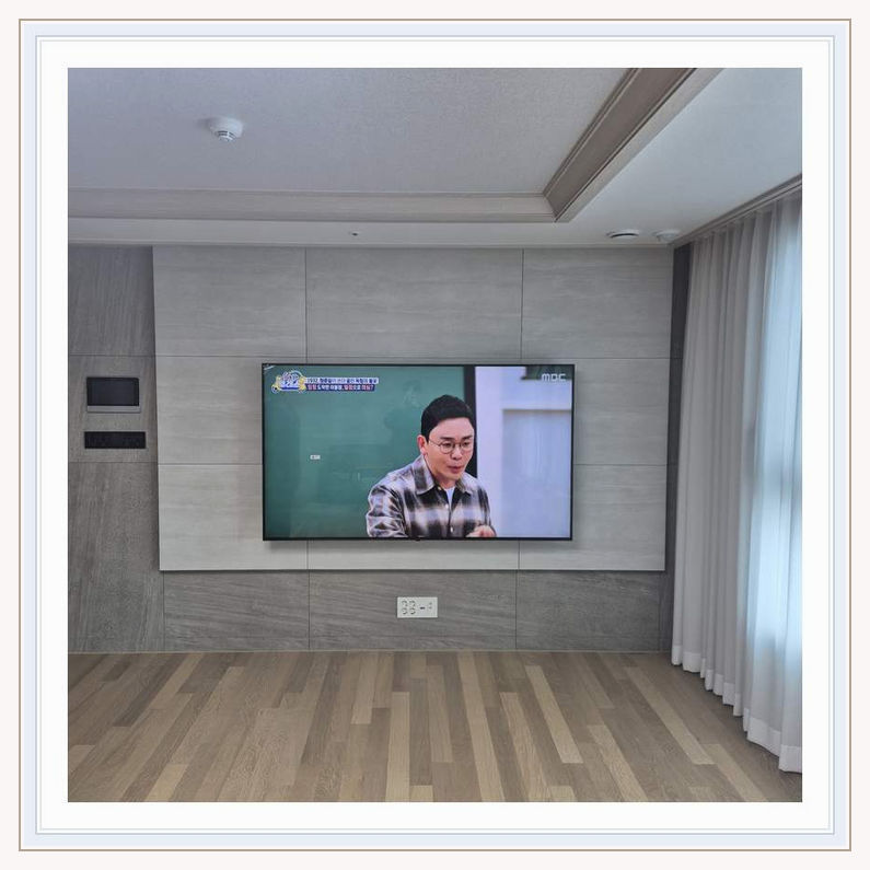 미추홀 학익 주안 거치대 위치 재조정 관련 설치 참고 사진 3 · 사운드바의 음향 방향과 화면 간격을 맞추는 기준